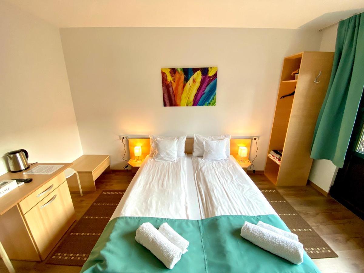 Cristi'S Rooms - Pensiune Oradea Dış mekan fotoğraf